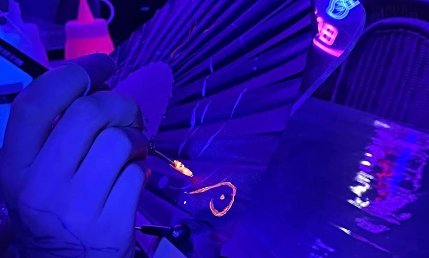 Image 9: Taller de pintura de abanicos fluorescentes con bebida y cheesecake