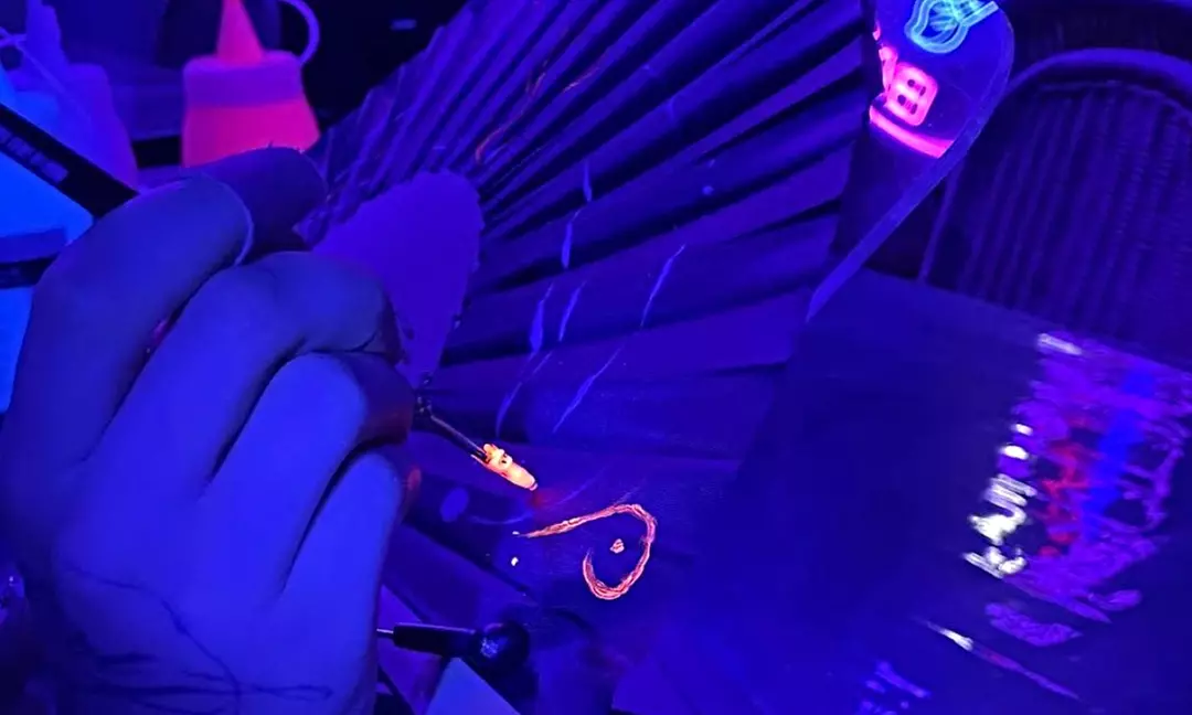 Taller de pintura de abanicos fluorescentes con bebida y cheesecake