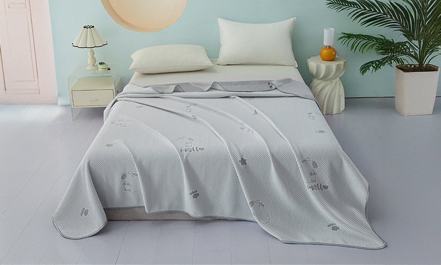 Image 4: Summer Cooling Comforter with Premium Ocean Silk Fabric