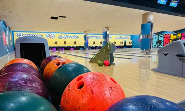 Partida de bolos con palomitas y bebida en Bowling Alcalá