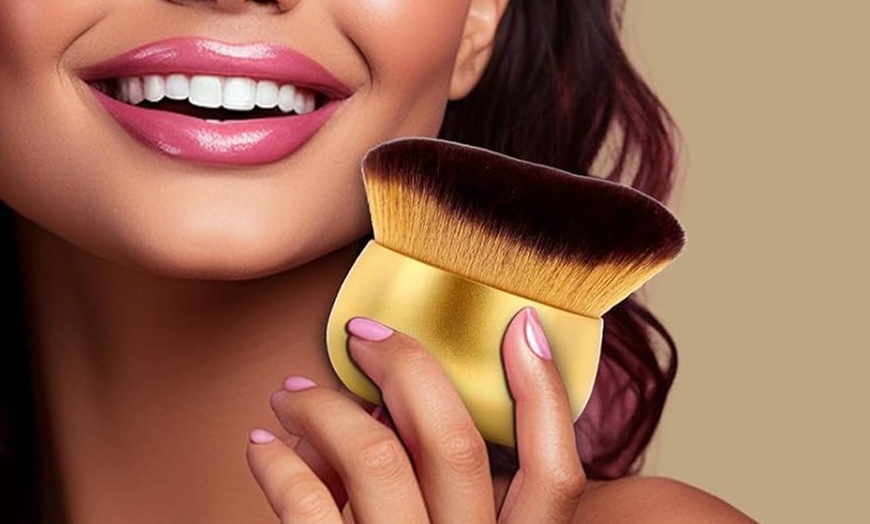 Image 17: Body Makeup Brush