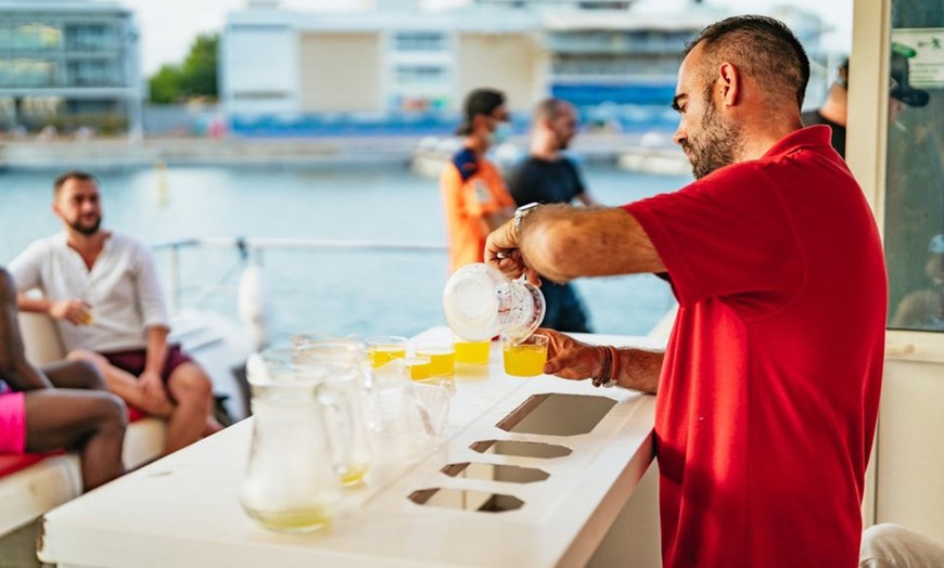 Image 3: Crucero en catamarán con cena y copa de cava para adulto o niño