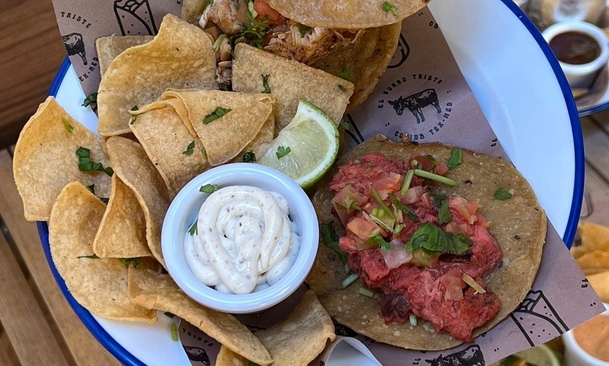 Image 2: Menú de burritos con nachos, burritos y bebidas para 2 o 4 personas 