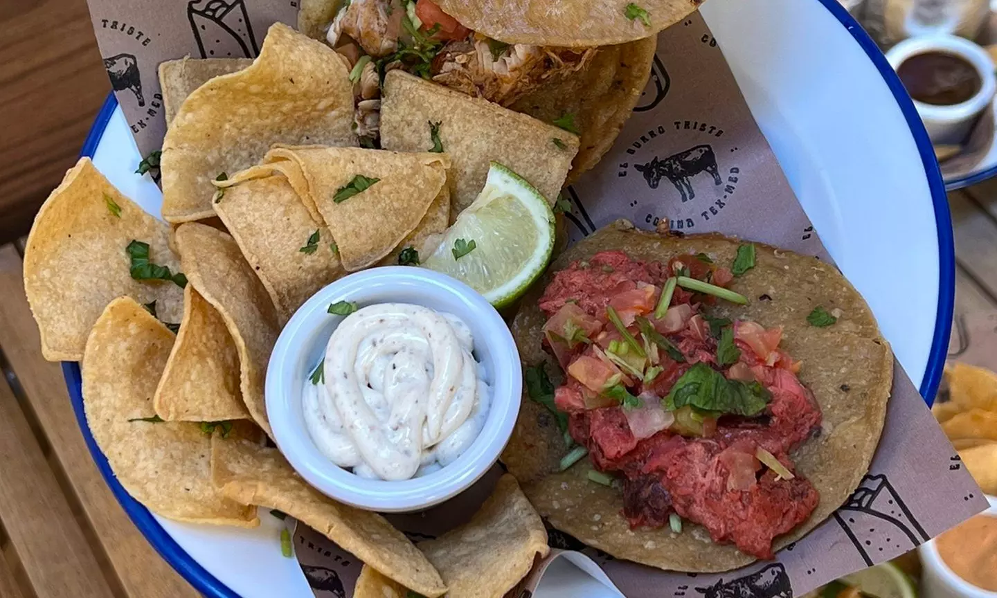 Menú de burritos con nachos, burritos y bebidas para 2 o 4 personas