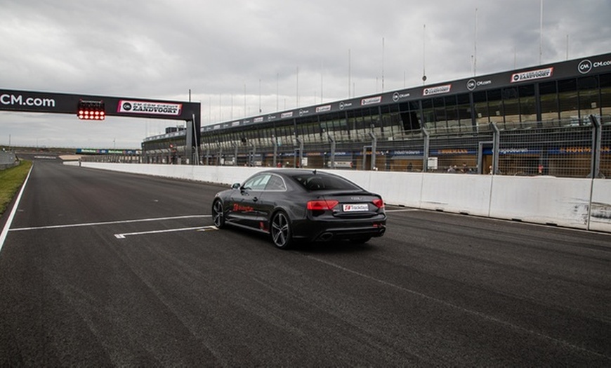 Image 5: Plein gaz sur le circuit : expérience de pilotage ou de "taxi"