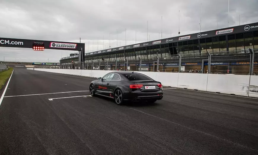Image 5: Vaderdag vol snelheid: taxi- of race ervaring op circuit naar keuze