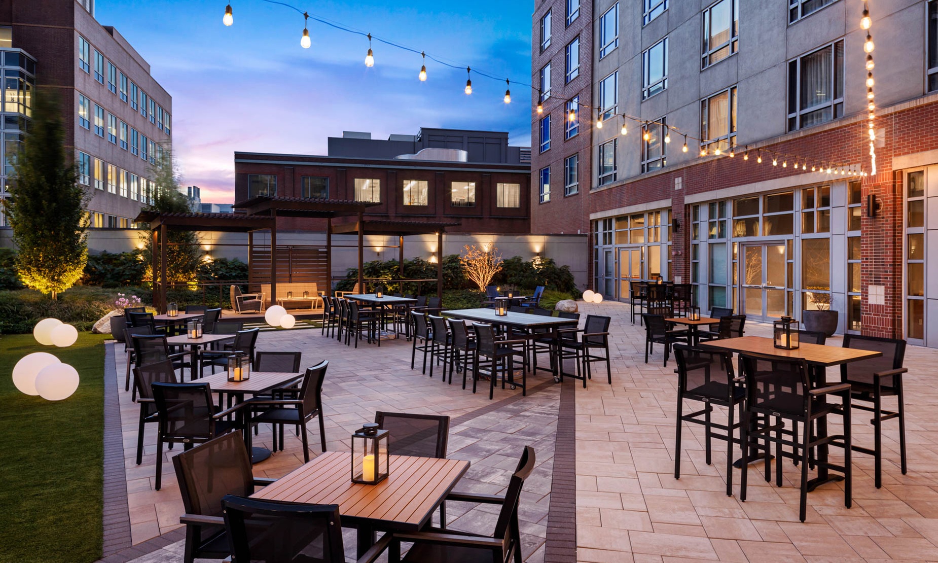 Member Pricing: 4-star Hotel in Kendall Square with Chic Dining