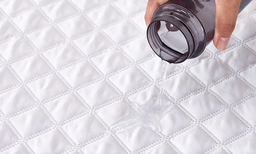 Image 4: Protège-matelas imperméable et anti-acariens