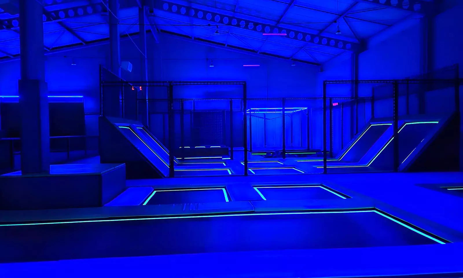 Skoczna zabawa każdego dnia dla dzieci i dorosłych w parku trampolin