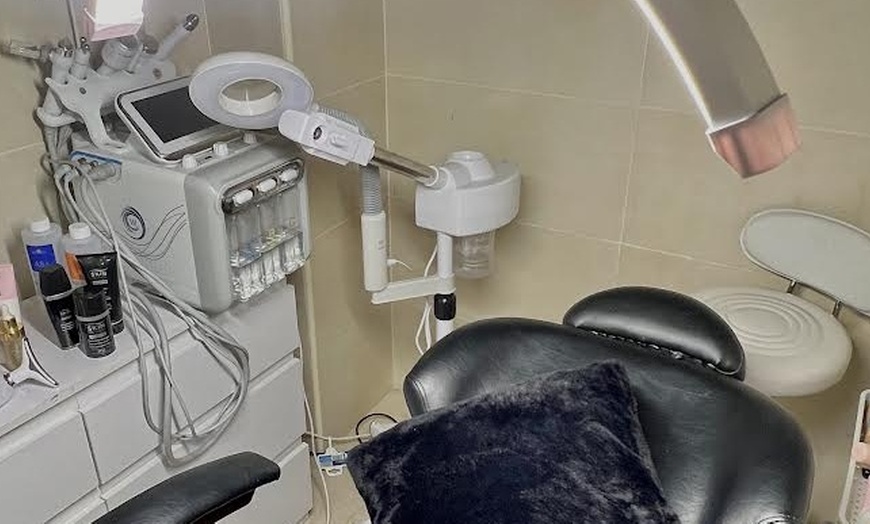 Image 5: Consigue una piel de porcelana con una limpieza facial a elegir para 1