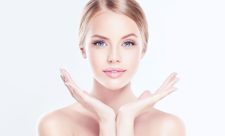 Image 2: Tratamiento reafirmante inyectado en tercio superior facial y retoque