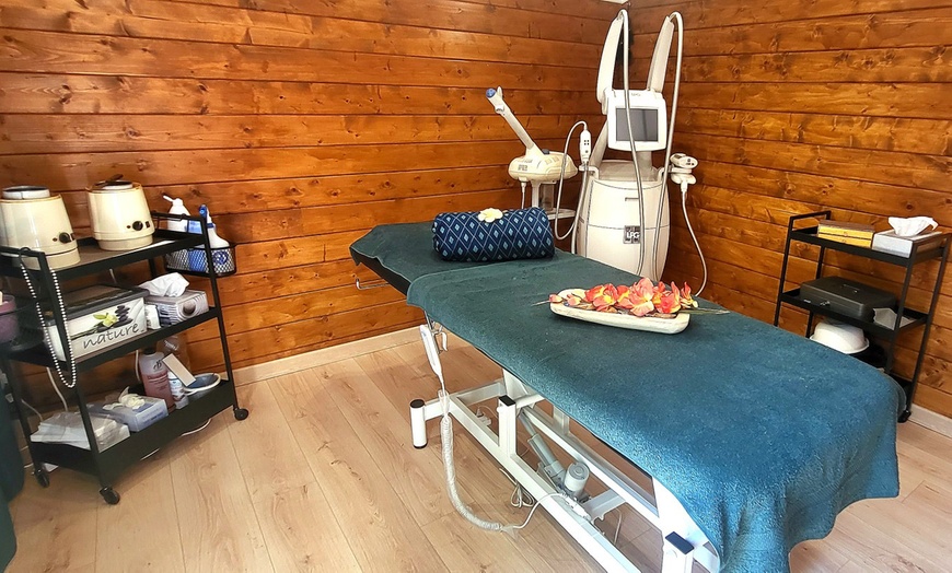 Image 2: Modelage au choix de 30 ou 60 minutes avec Elodie Capomaccio