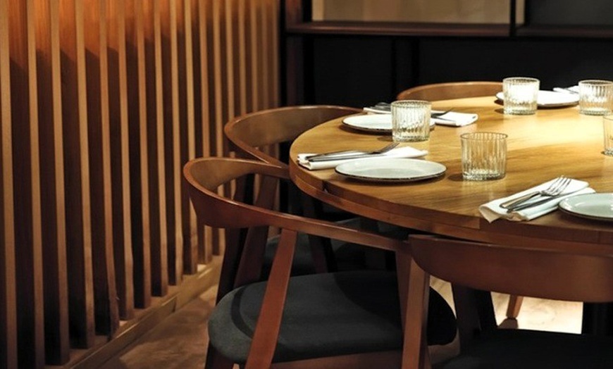 Image 2: Menú especial prémium para 2 o 4 personas con botella de vino 