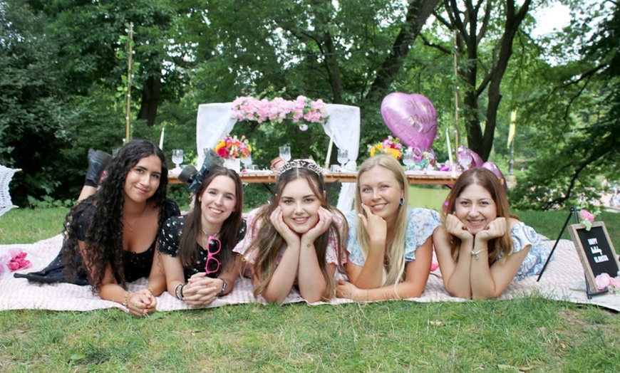 Image 3: Central Park Picnic Experience with Custom Themes!
