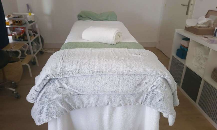 Image 3: Reconnexion à soi par le modelage bien-être et les énergies du Reiki