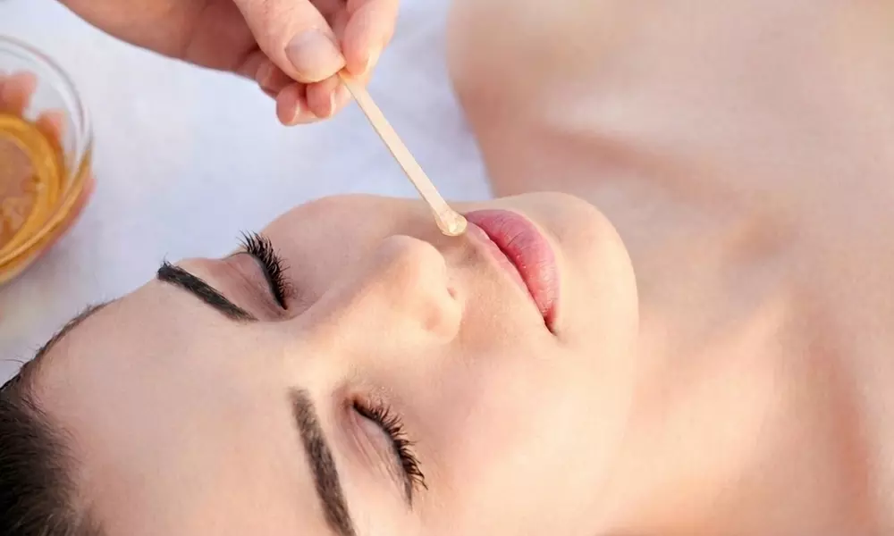 Zyskaj gładką skórę na dłużej: depilacja woskiem wybranej partii ciała