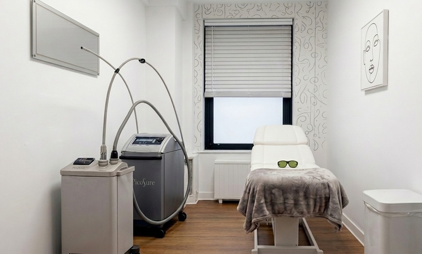 Image 4: 60-Min HydraFacial: Medical-Grade Skin Renewal & Red-Carpet Glow