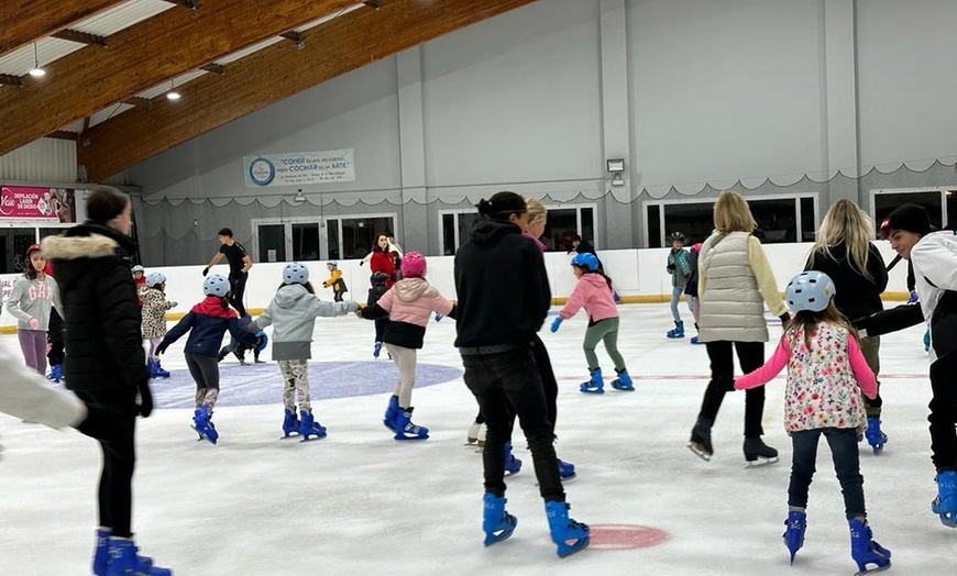 Image 3: Entrada a pista de hielo para niños y adultos con alquiler de patines