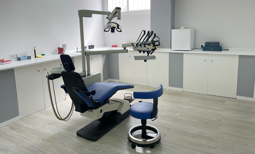 Image 4: Limpieza bucal con pulido dental, revisión y 1 empaste para 1 persona