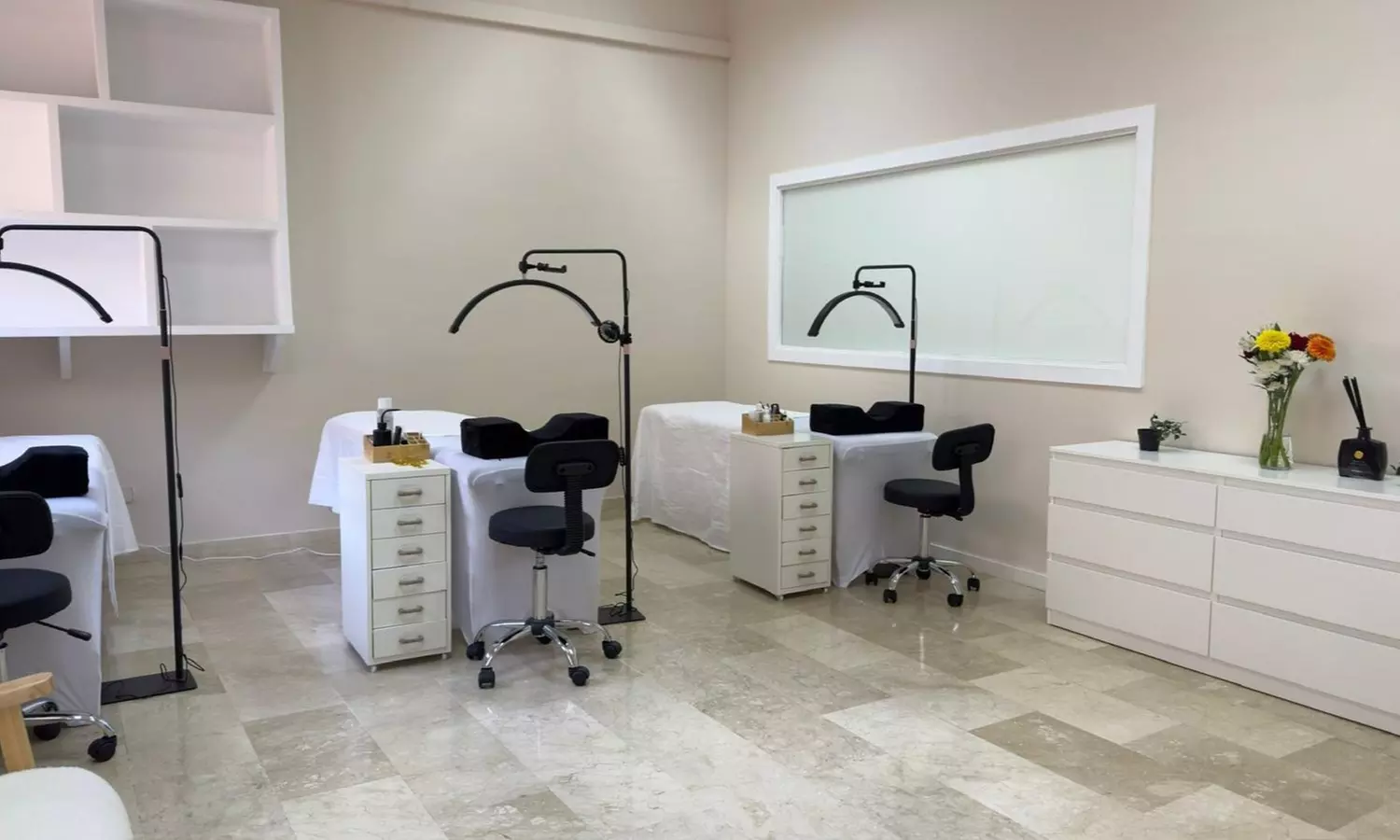 Sesión de manicura, pedicura o ambas con diseño especial en una uña