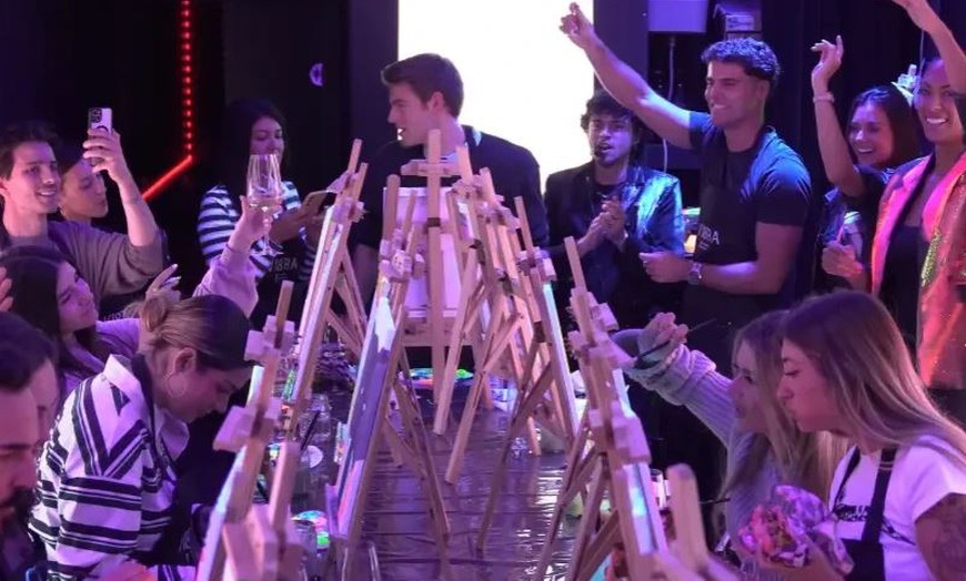 Image 2: Taller de pintura con luces neón, música y vino ilimitado 