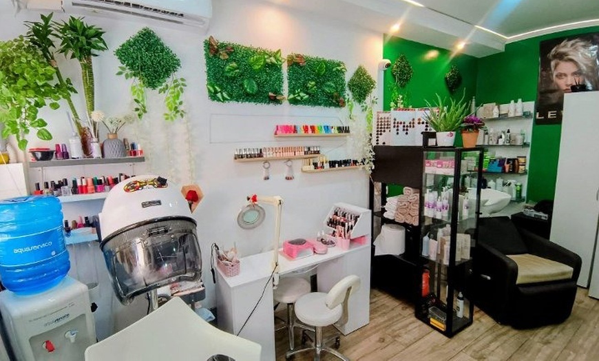 Image 3: Corte, secado y opción a tinte de raíz/completo y mechas balayage 