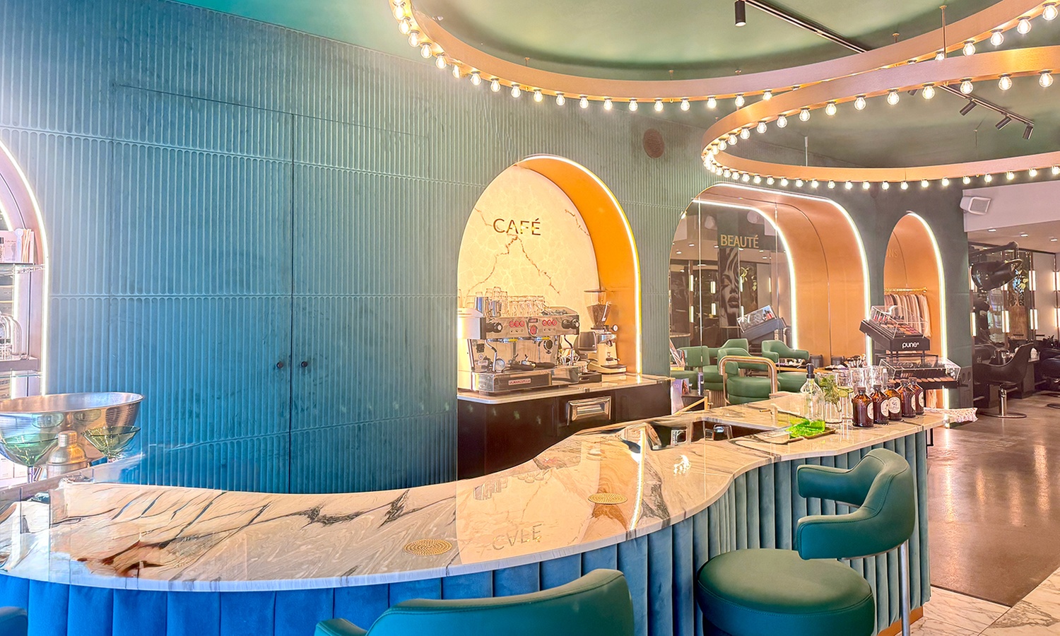 Professionele permanente make-up met natuurlijke intensiteit