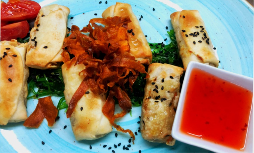 Image 14: Menú para 2 o 4 con entrantes, principales, postres y bebidas 