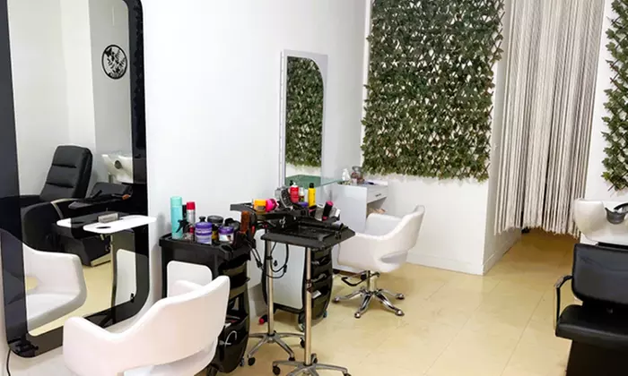 Cheveux lissés et brillants avec un lissage brésilien au salon Cap Style (59% de remise) - Primary Image