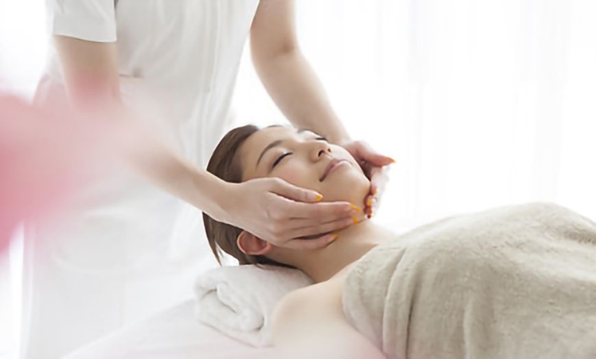 Image 2: 30-Min Deep Cleansing or Hydra or 60-Min Skin-Brightening Facial