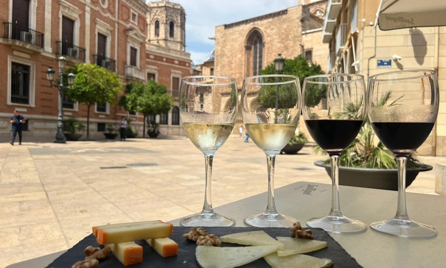 Image 1: Cata de vinos y quesos en el centro histórico de Valencia