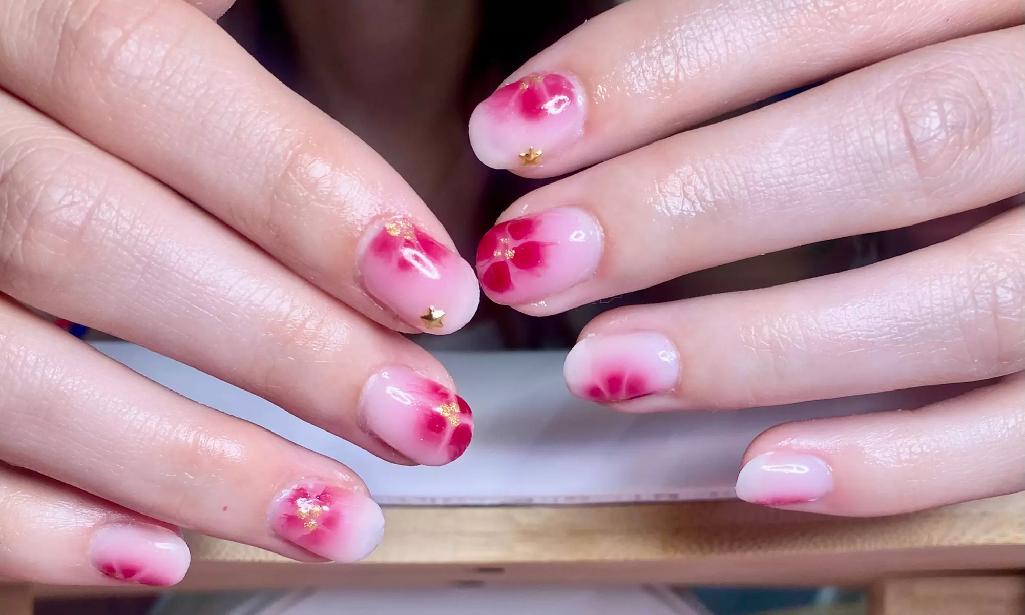 Beauté des mains avec vernis semi-permanent, gainage ou rallongement