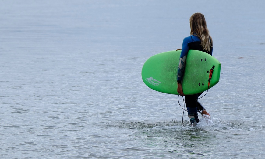 Image 3: Location de planche surf et combinaison pour débutants et pros