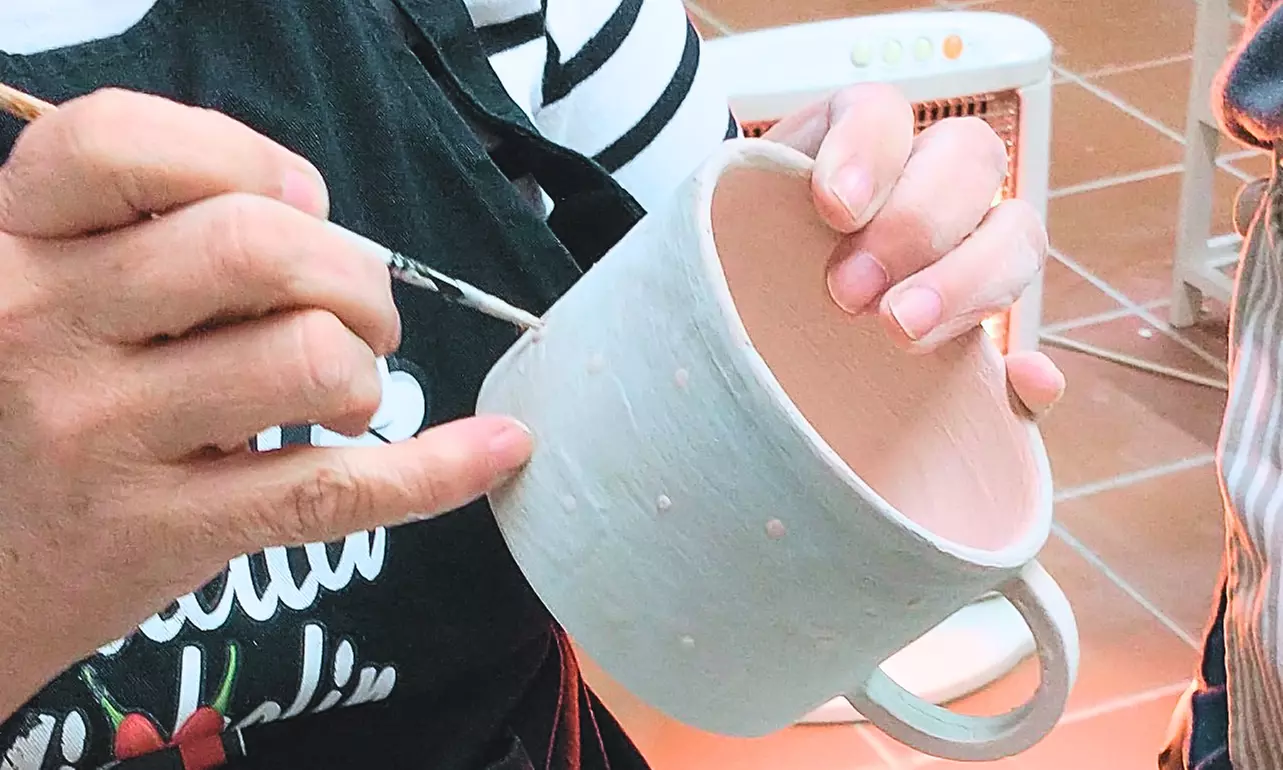 ¡Taller de pintura en cerámica con bebidas para 1 o 2 personas!