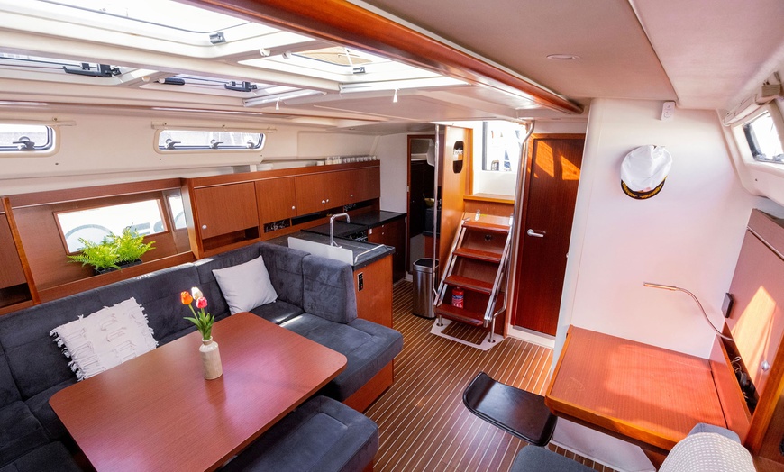 Image 17: Paseo de 2 horas en velero con bebida y picoteo para 1 o 2 personas