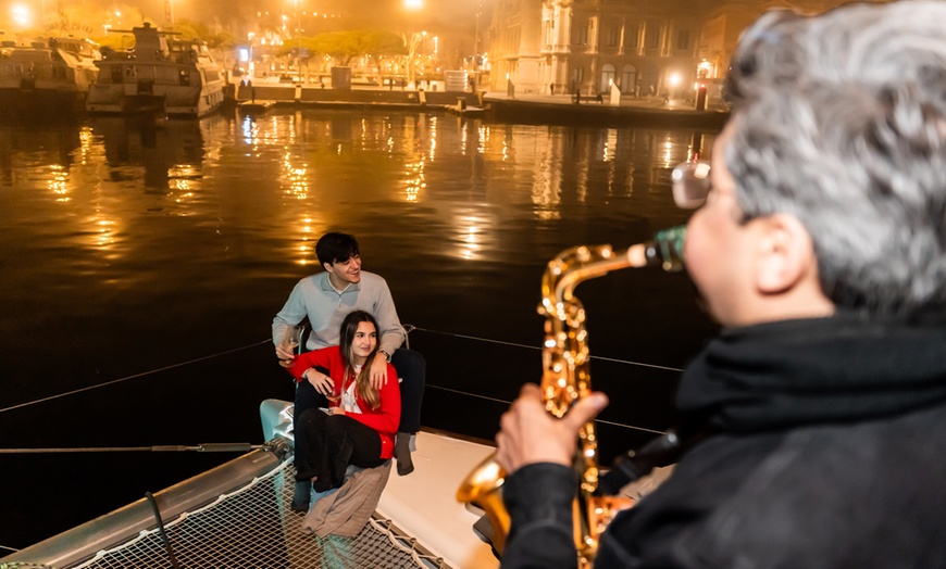 Image 12: Salida nocturna en catamarán con música en vivo para hasta 4 personas