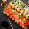 Image 1: Sushi-Platte mit Vorspeise, Dessert und Getränk für 2 oder 4 Personen