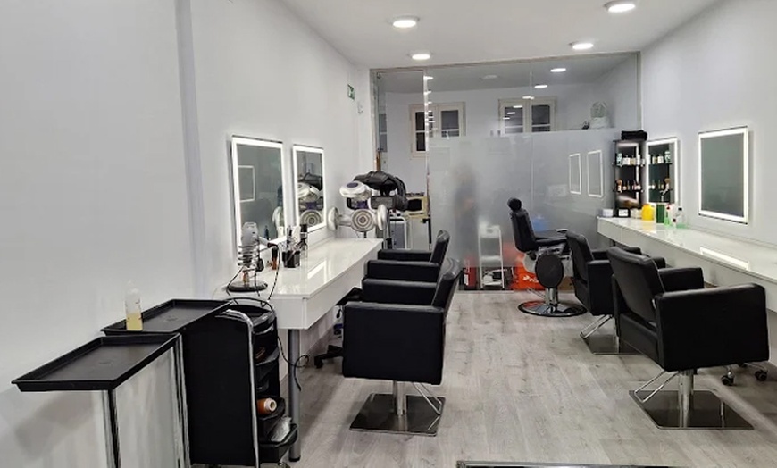 Image 2: Sesión de peluquería con opción a mechas y/o tinte de raíz para 1 