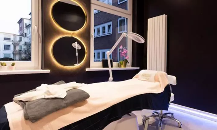 Klassische Maniküre oder Pediküre mit Schellack für 1 Person