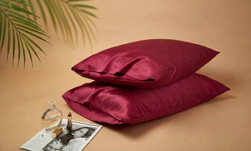 Image 4: Premium Mulberry Silk Reversible Pillowcase Duo