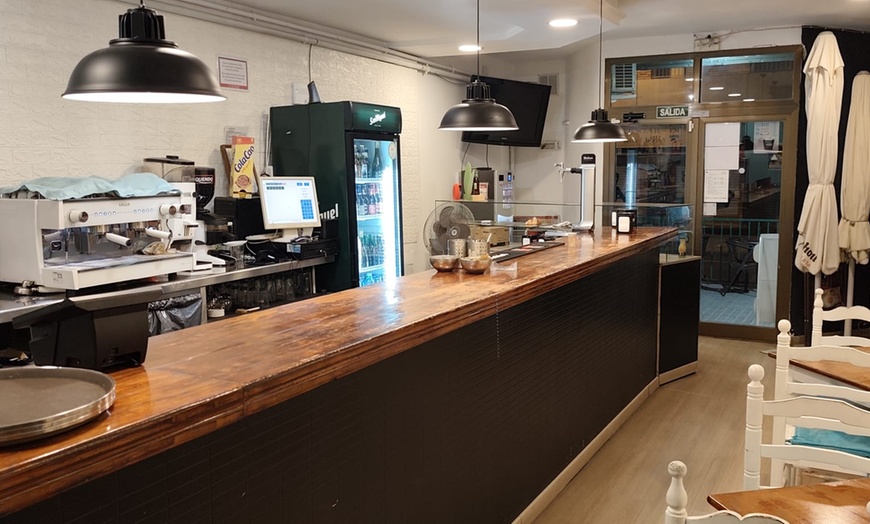 Image 22: Menú de hamburguesas con entrante, postre y bebida para 2 o 4 personas