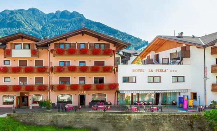 Image 2: Trentino: camera Comfort per 2 con colazione o mezza pensione