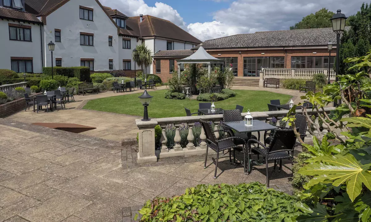 Oxfordshire: Spa Stay with Breakfast, Dining Credit and Late Check out