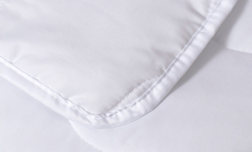 Image 3: Silentnight Summer Breeze 2.5 Tog Duvet - Lightweight & Breathable