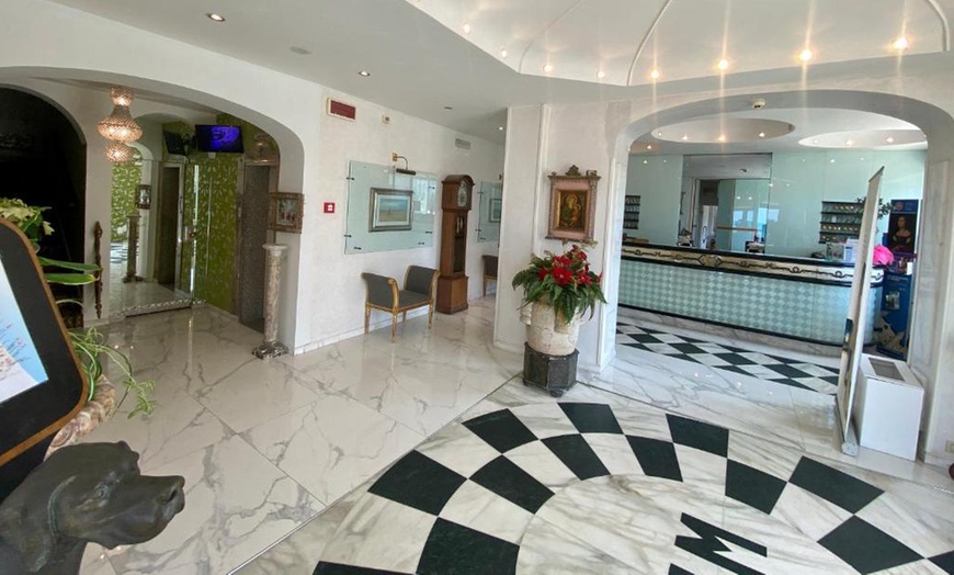 Image 4: Gabicce Mare 4*: camera doppia con Spa e colazione o mezza pensione