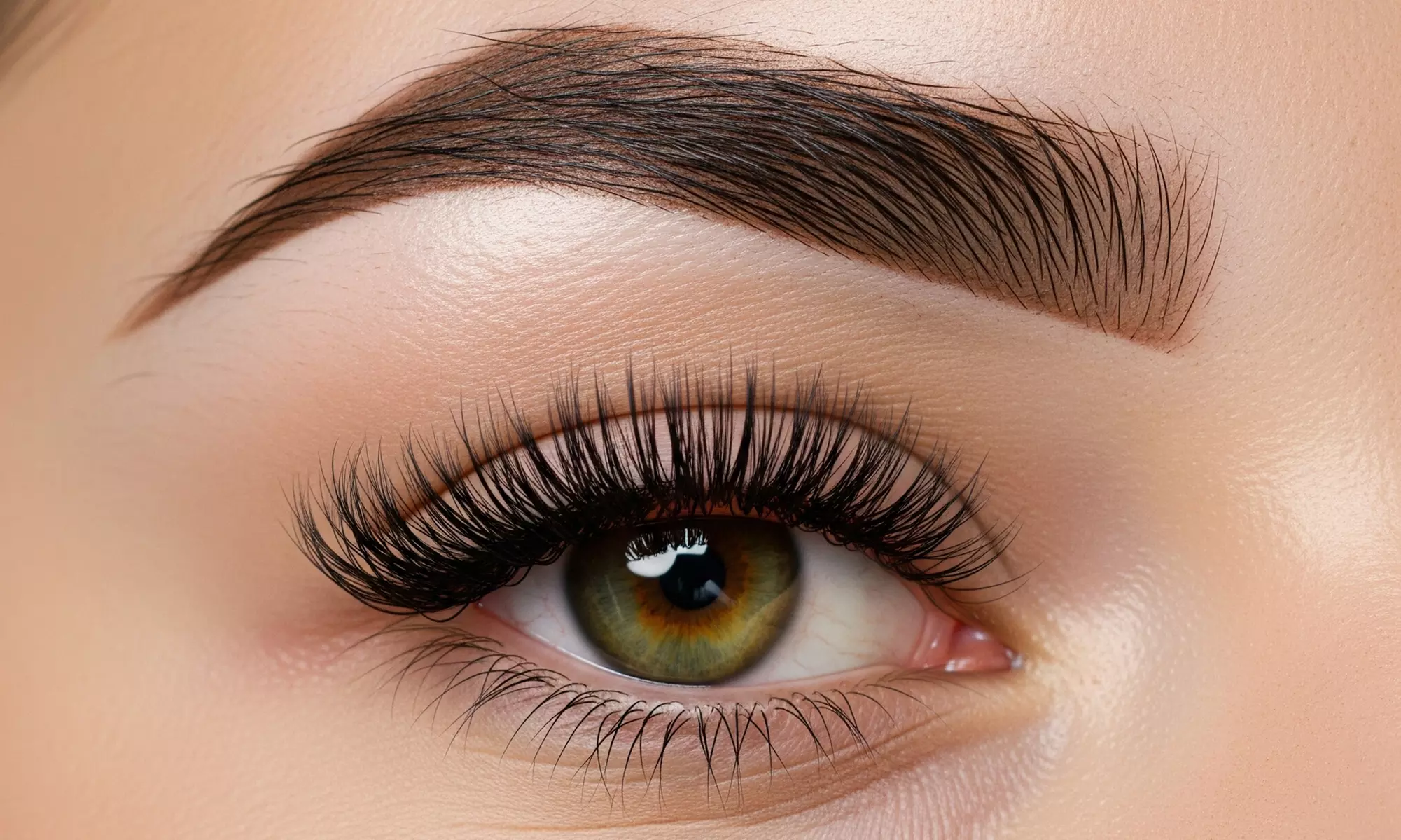 Lifting y tinte de pestañas con opción a diseño y depilación de cejas con hasta un 58% de descuento - Primary Image