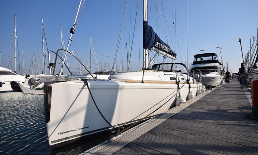 Image 4: Paseo en barco diurno o al atardecer para 1, 2 o 4 personas