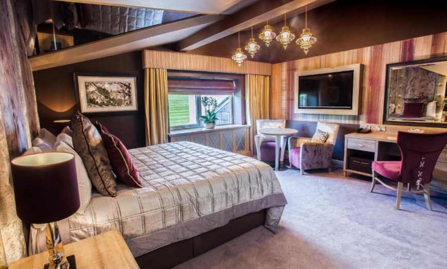 Image 6: Greater Manchester: 2 Nights with Breakfast, Dinner and Bottle of Wine