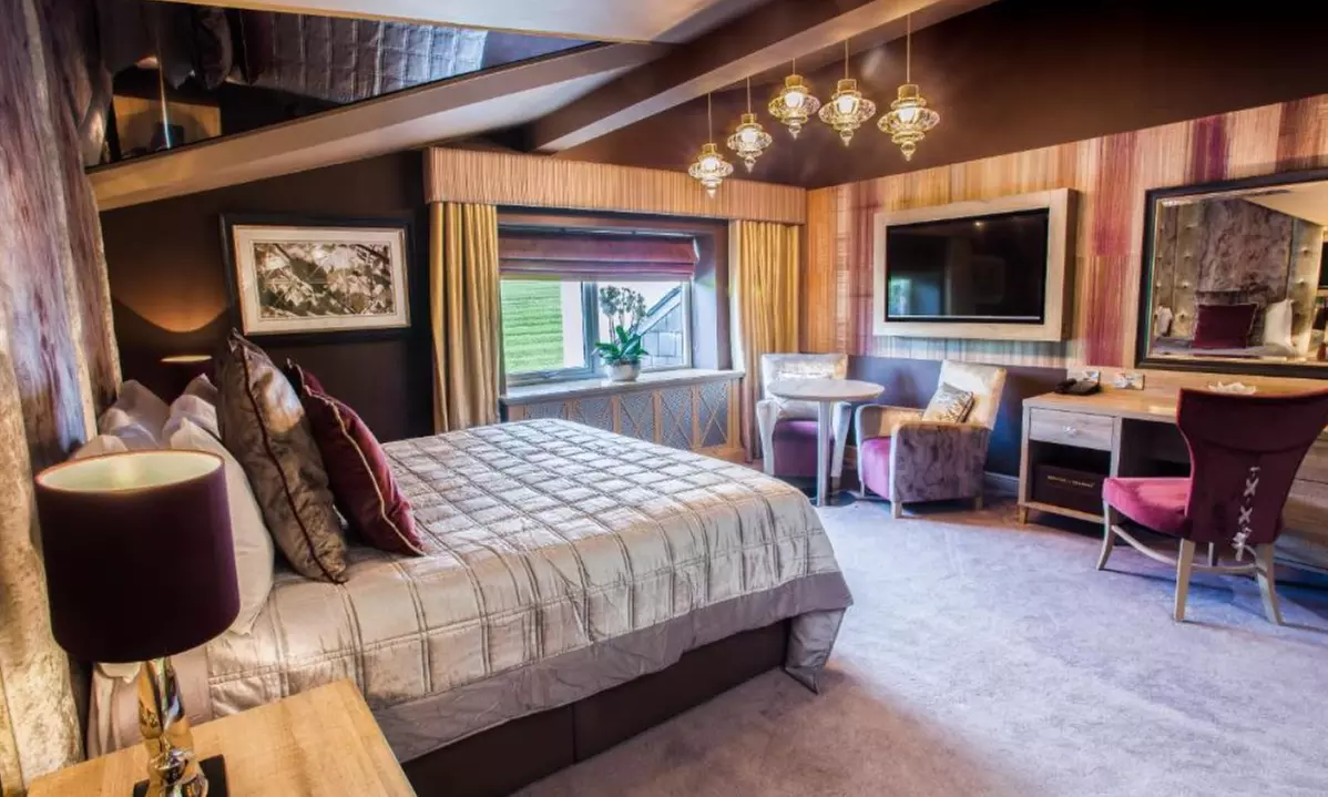 Greater Manchester: 2 Nights with Breakfast, Dinner and Bottle of Wine