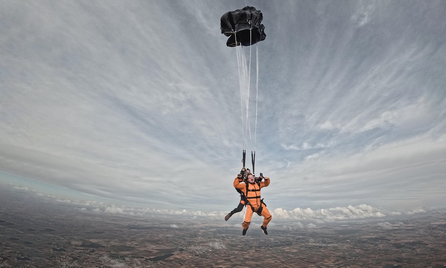 Image 2: Salto tándem en paracaídas a 4500 m sobre el nivel del mar para 1 o 2 
